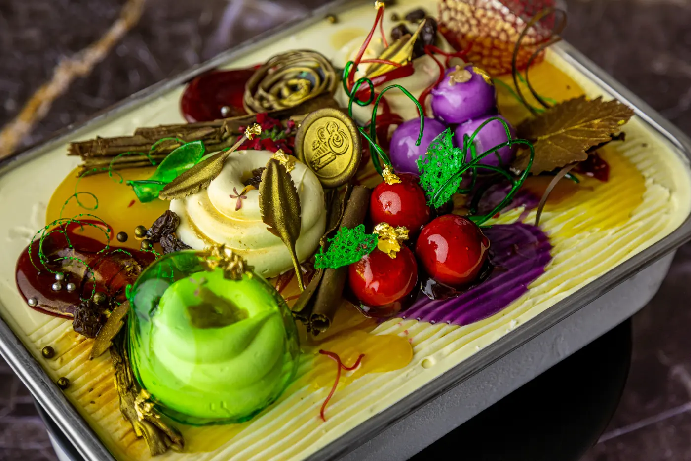 Vaschetta da concorso decorata con frutti, cioccolato e fiori