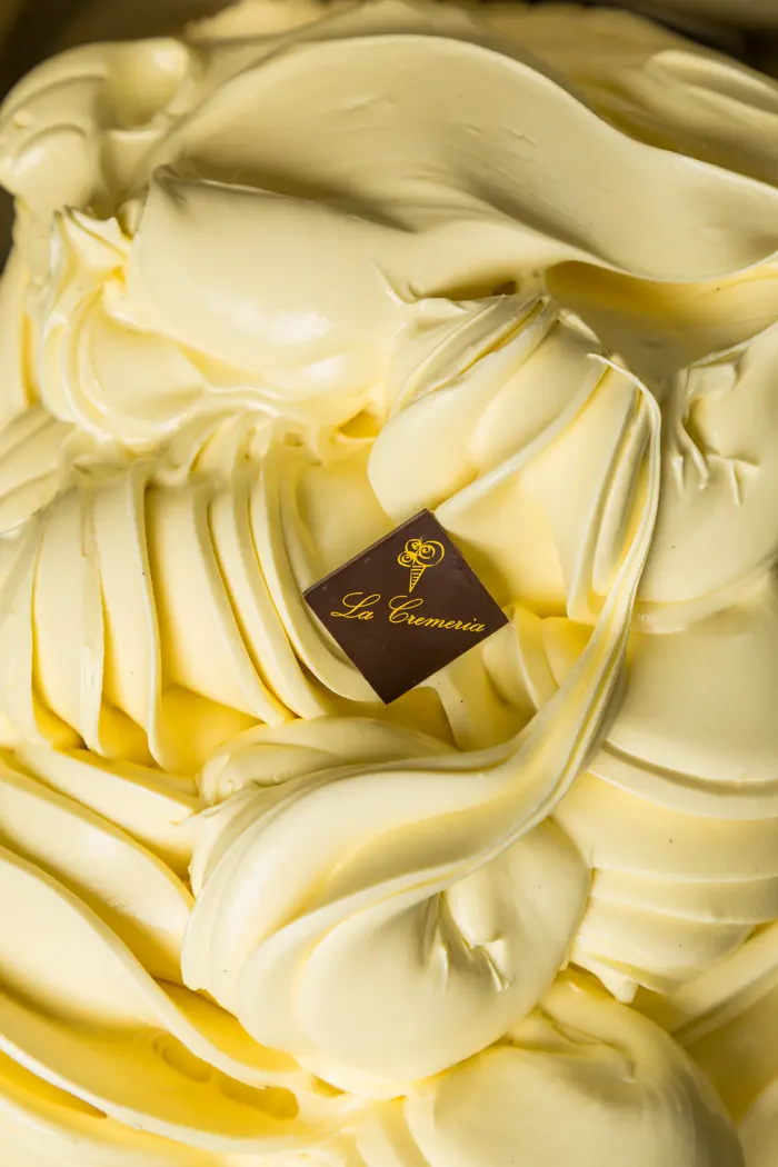 Vaschetta di gelato alla crema lavorato a onde