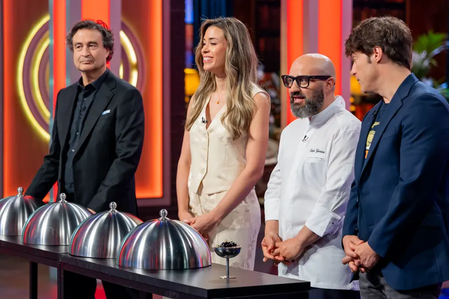 Carlo sul set di MasterChef España Legends con i giudici