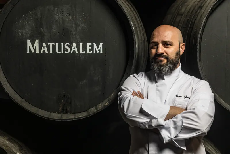 Carlo accanto a una botte di Matusalem in una bodega di Jerez