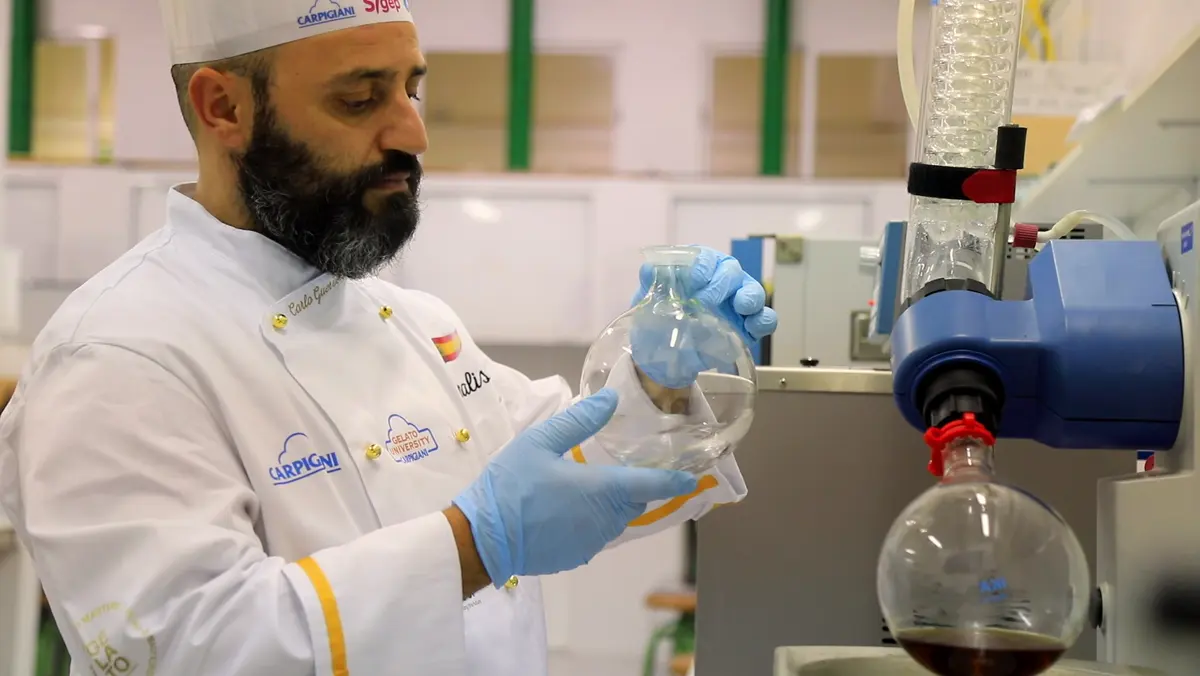 Carlo in laboratorio con un pallone del rotavapor