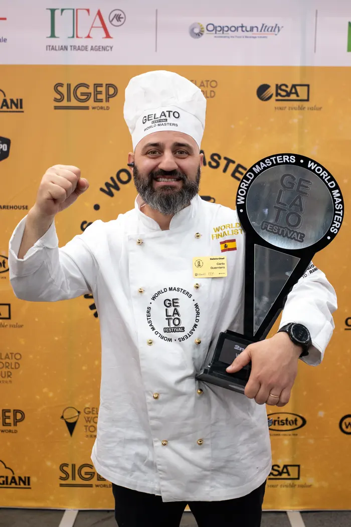 Carlo alza il trofeo del Gelato Festival World Masters
